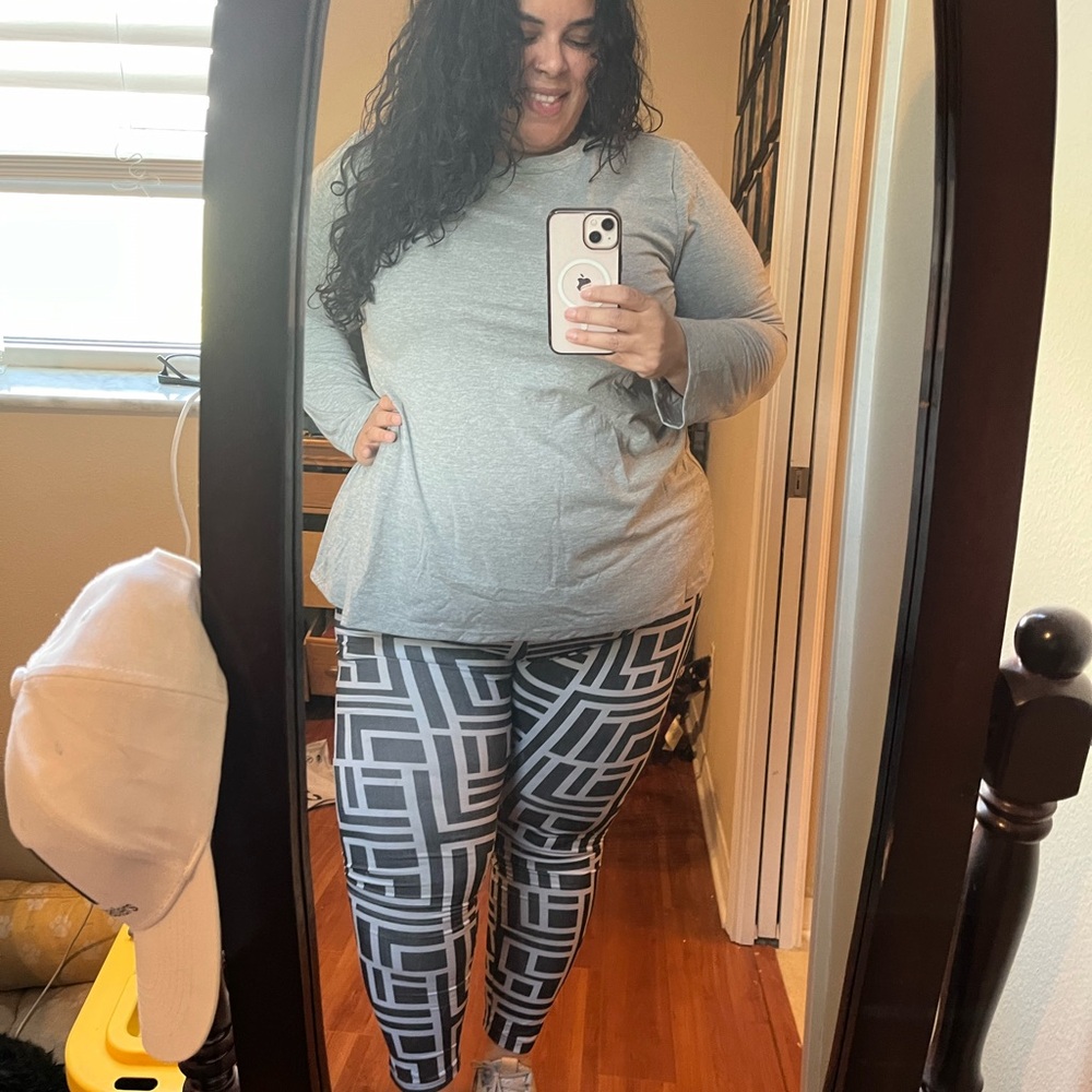 Gray Top with black and grey Geometric Women's Leggings (set)